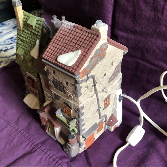 Dickens Village Series Oliver Twist - Picture 2 of 8